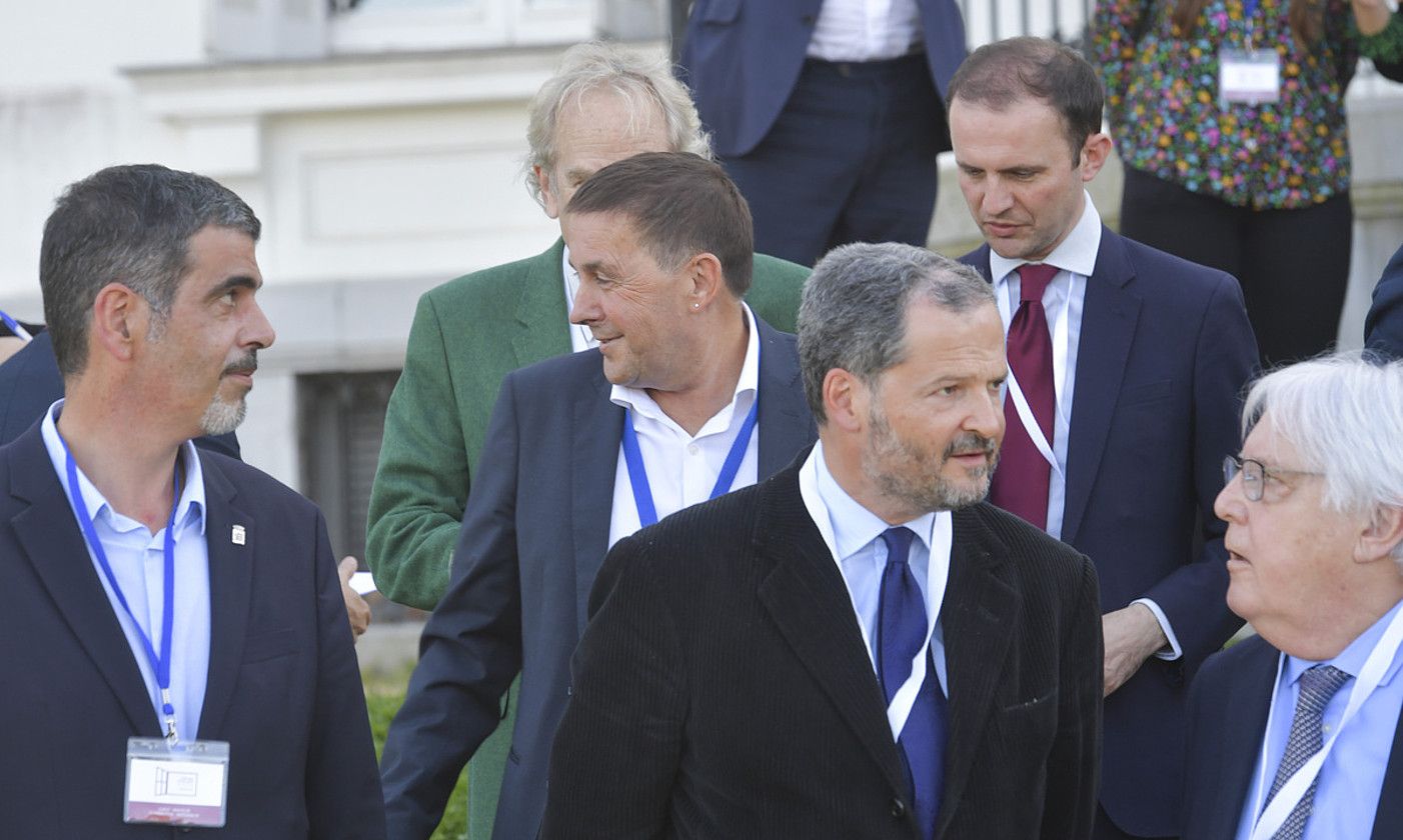 Nazioarteko ordezkariak eta alderdietakoak, atzo, urteurren ekitaldira sartu aurretik. IDOIA ZABALETA / FOKU.