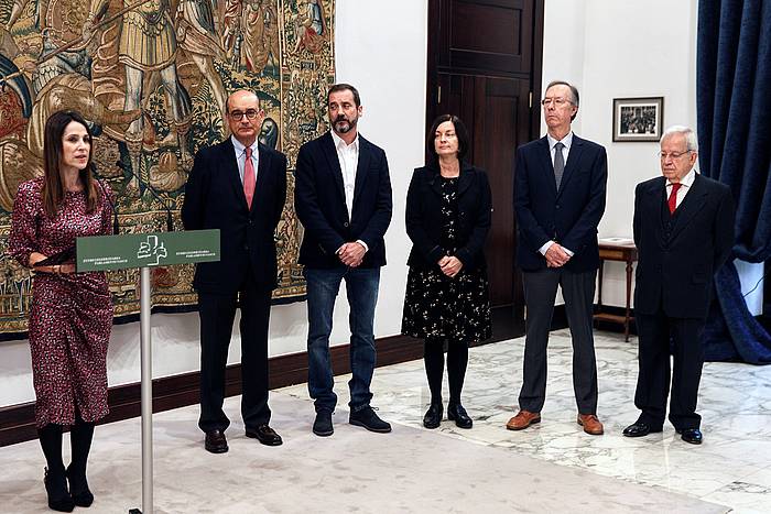 Eusko Legebiltzarreko autogobernu lantaldeko aditu taldea, Bakartxo Tejeria Eusko Legebiltzarreko presidentearekin, iazko urrian, taldea aurkeztu zen egunean. DAVID AGUILAR, EFE