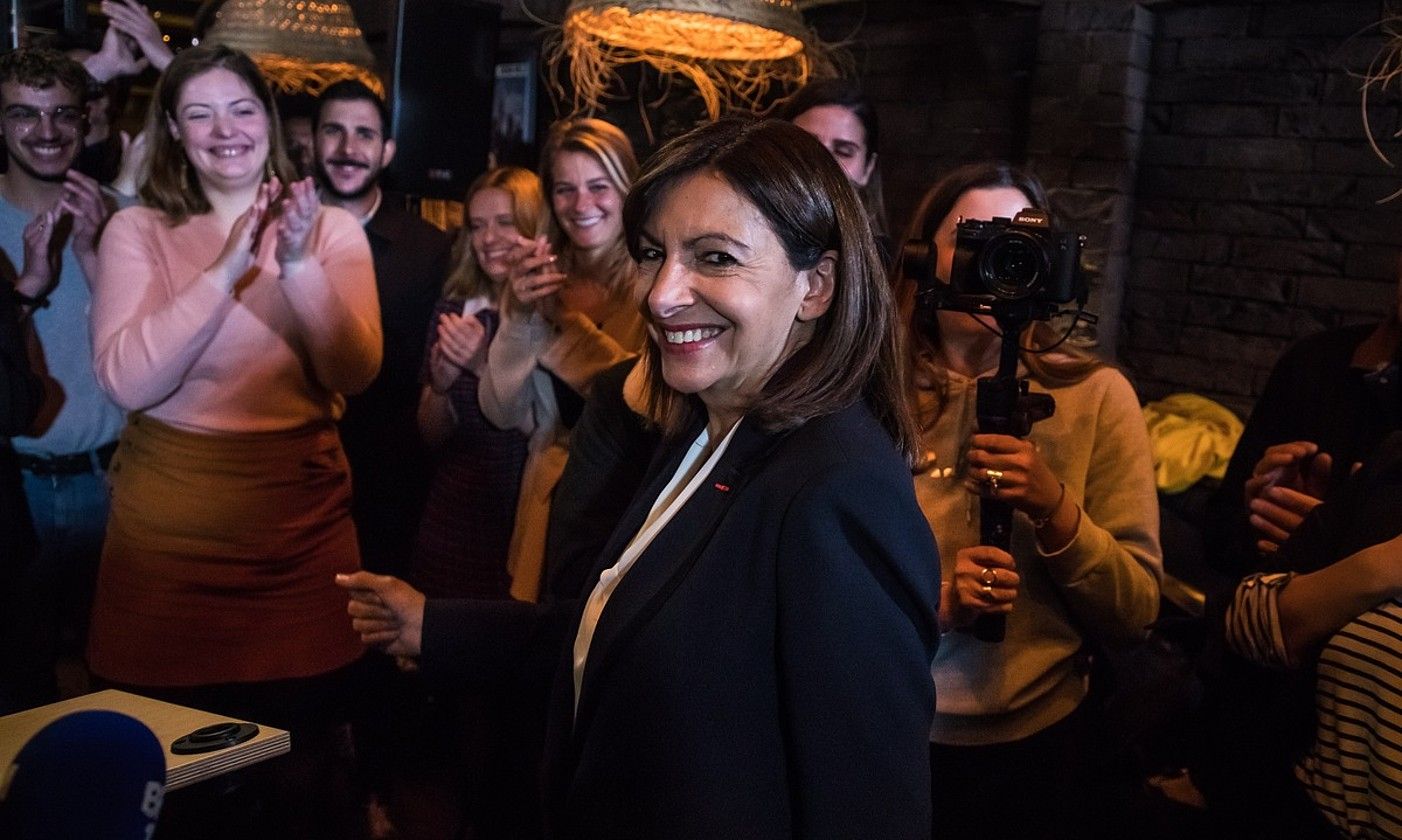 Anne Hidalgo Parisko auzapez eta PSren presidentegaia, atzoko ordu txikietan, garaipena ospatzen. C. PETIT TESSON / EFE.