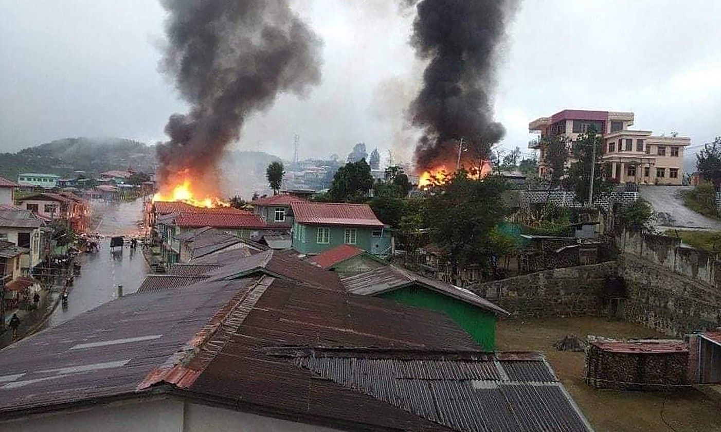 Armadaren eraso batek Thantlang herrian (Chin, Myanmar) eragindako kalteak. THE CHINLAND POST / EFE.