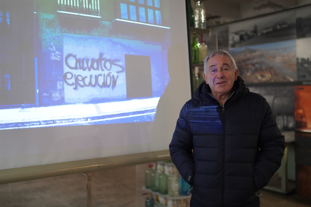 Aurelio Gonzalez, argazkien egilea, erakusketan. GOTZON ARANBURU / FOKU Aurelio Gonzalez, argazkien egilea, erakusketan. GOTZON ARANBURU / FOKU