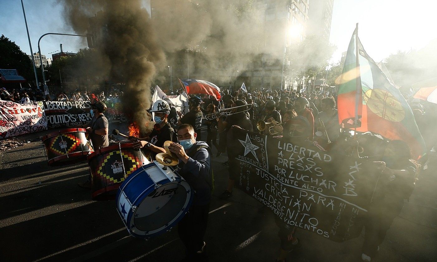 Herritar batzuk danbor batzuk jotzen, herenegun, Santiagon Txileko Gobernuaren aurka egindako protestan. ALBERTO VALDES / EFE.