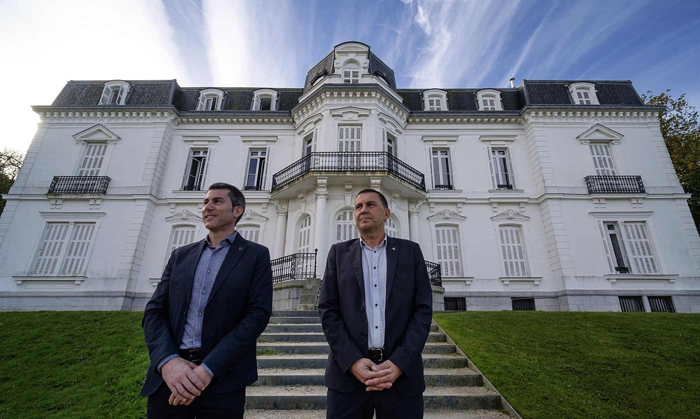 Aieteko jauregia. Arkaitz Rodriguez eta Arnaldo Otegi, atzo, Donostian egindako agerraldian. JON URBE / FOKU. Aieteko jauregia. Arkaitz Rodriguez eta Arnaldo Otegi, atzo, Donostian egindako agerraldian. JON URBE / FOKU.