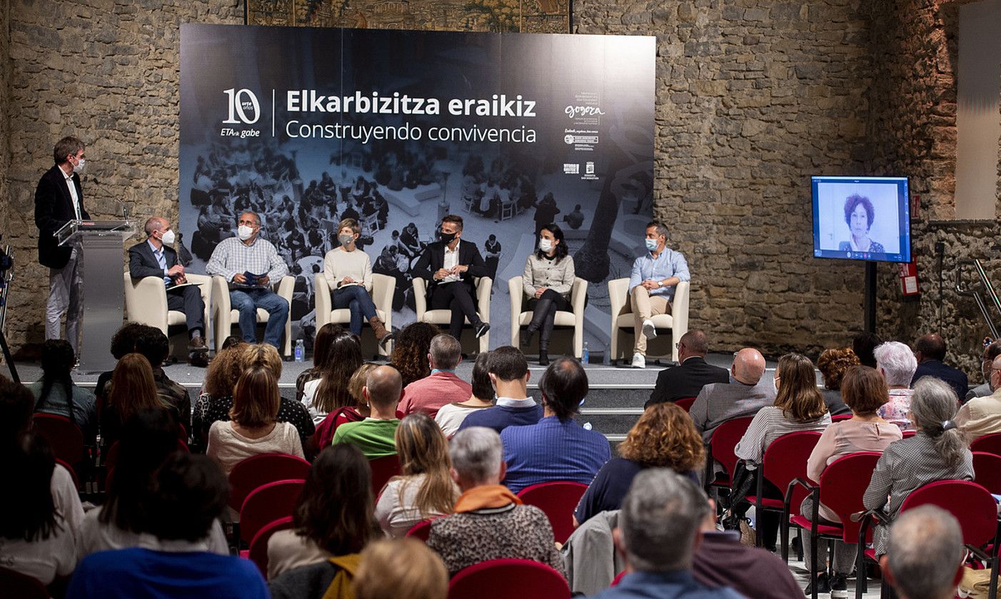 Gasteizko Goiuri jauregian egin zuten atzo solasaldia. Irudian, Gorka Urtaran Gasteizko alkatea eta hizlariak. I.URIZ / FOKU. Gasteizko Goiuri jauregian egin zuten atzo solasaldia. Irudian, Gorka Urtaran Gasteizko alkatea eta hizlariak. I.URIZ / FOKU.