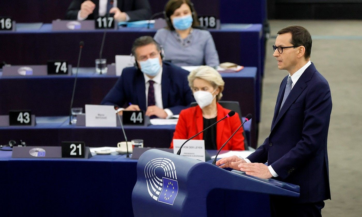 Morawiecki Poloniako lehen ministroa, atzo, Von der Leyen Europako Batzordeko presidentea alboan zuela. R. WITTEK / EFE. Morawiecki Poloniako lehen ministroa, atzo, Von der Leyen Europako Batzordeko presidentea alboan zuela. R. WITTEK / EFE.