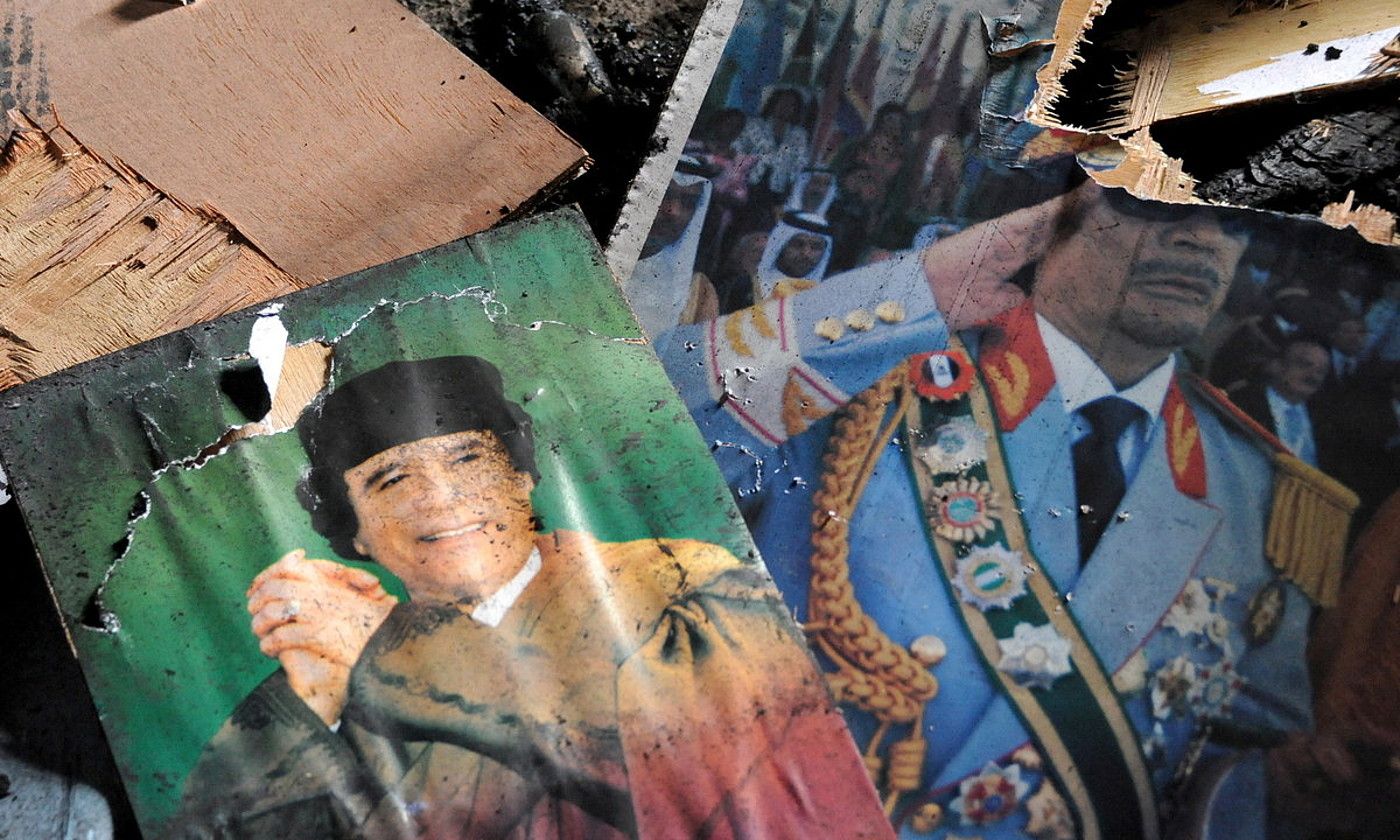 Muammar Gaddafi 1969tik 2011ra Libiako buruzagi izandakoaren argazki hautsi batzuk Naluten (Libia), 2011ko otsailean. CIRO FUSCO / EFE.