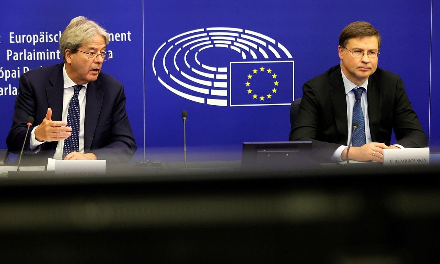 Paolo Gentiloni Europako Batzordeko Ekonomia komisarioa eta Valdis Dombrovskis lehendakariordea, atzo, Estrasburgon. RONALD WITTEK / EFE.