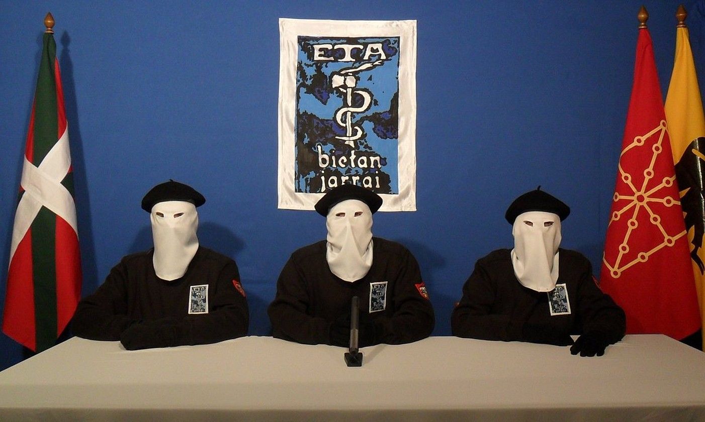 ETAko hiru kide, erakunde armatuak jarduera armatuaren behin betiko bukaera jakinarazteko 2011ko urriaren 20an zabaldu zuen bideoan. BERRIA.