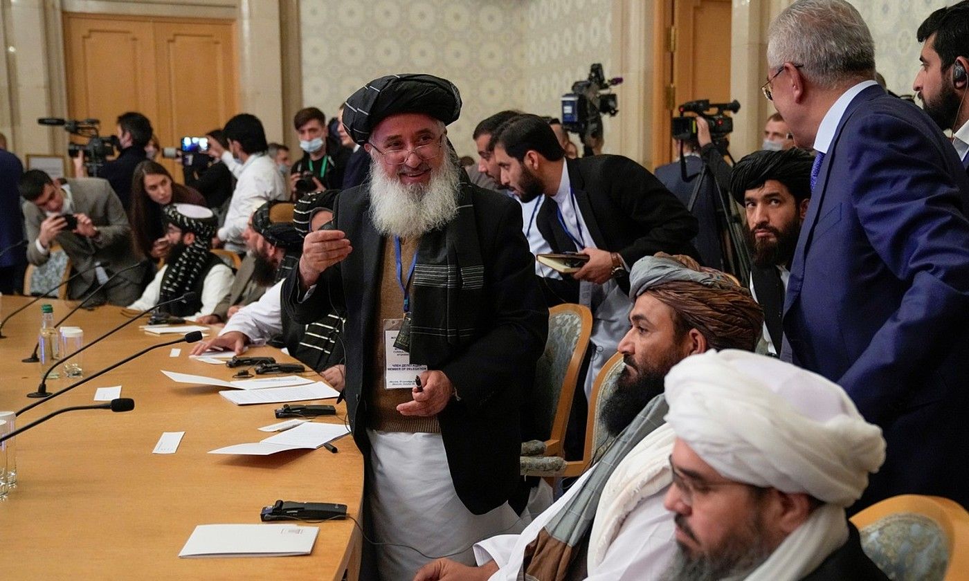 Talibanen ordezkaritzako kideak, atzo, Moskun, Sergei Lavrov Errusiako Atzerri ministroa haien atzetik pasatzen ari zenean. ALEXANDER ZEMLIANICHENKO / EFE.