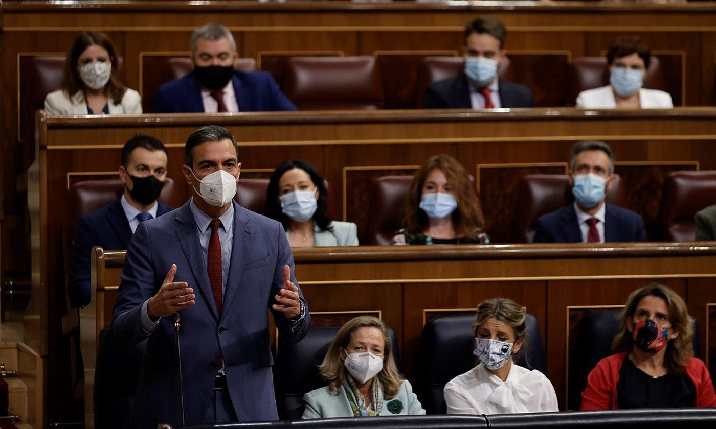 Pedro Sanchez Espainiako Gobernuko presidentea, atzo, Kongresuan, gobernuaren kontrol saioan. EMILIO NARANJO / EFE.