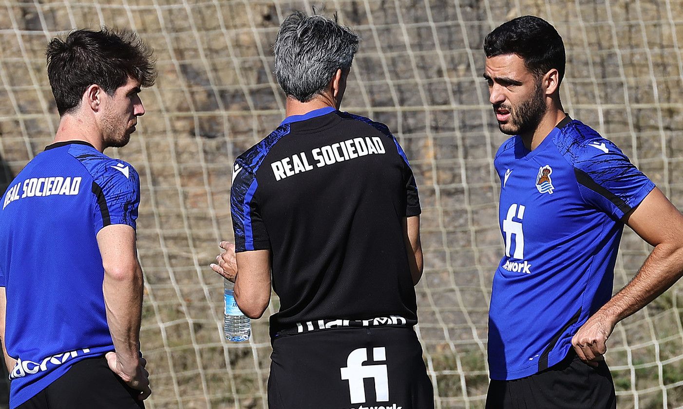 Aritz Elustondo, Imanol Alguacil eta Mikel Merino, Zubietan egindako azken entrenamenduan. MANIX DIAZ DE RADA / REALA.