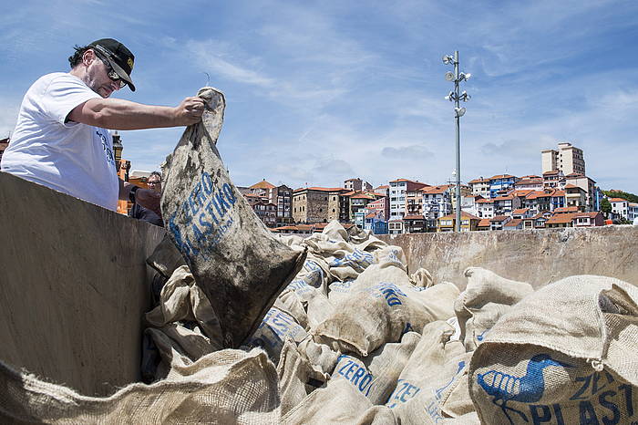 Bildutako plastikoa pilatzen, Mundakan. MARISOL RAMIREZ, FOKU