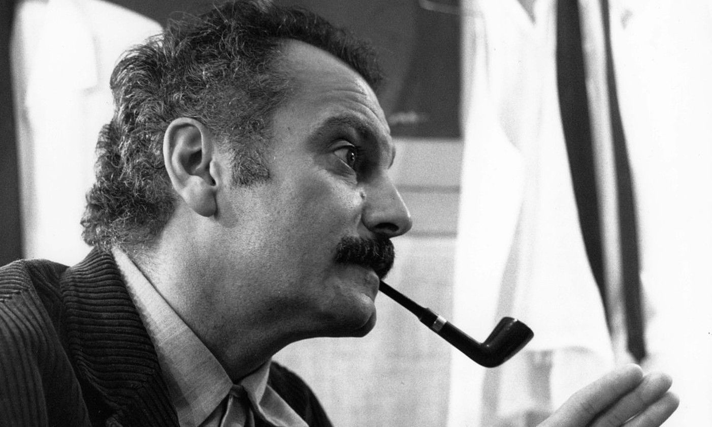 Gitarra, pipa eta bibotea izan ziren Georges Brassensen ezaugarri bereizgarrienak. ROBERT DOISNEAU / EFE.