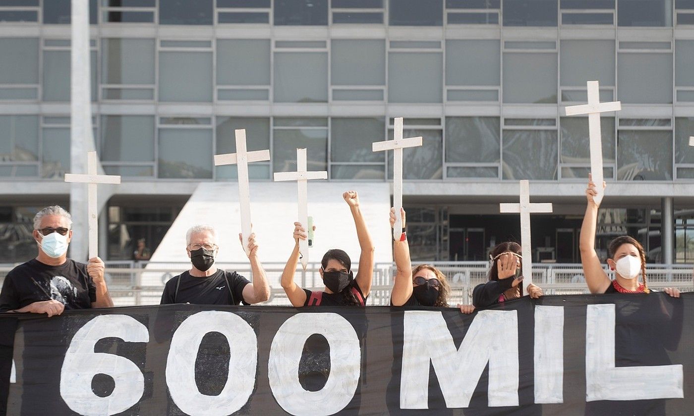 Manifestari talde bat Bolsonarok koronabirusaren pandemiaren aurrean egin duen kudeaketarengatik protestan, urriaren 8an, Brasilian. JOÉDSON ALVES / EFE.