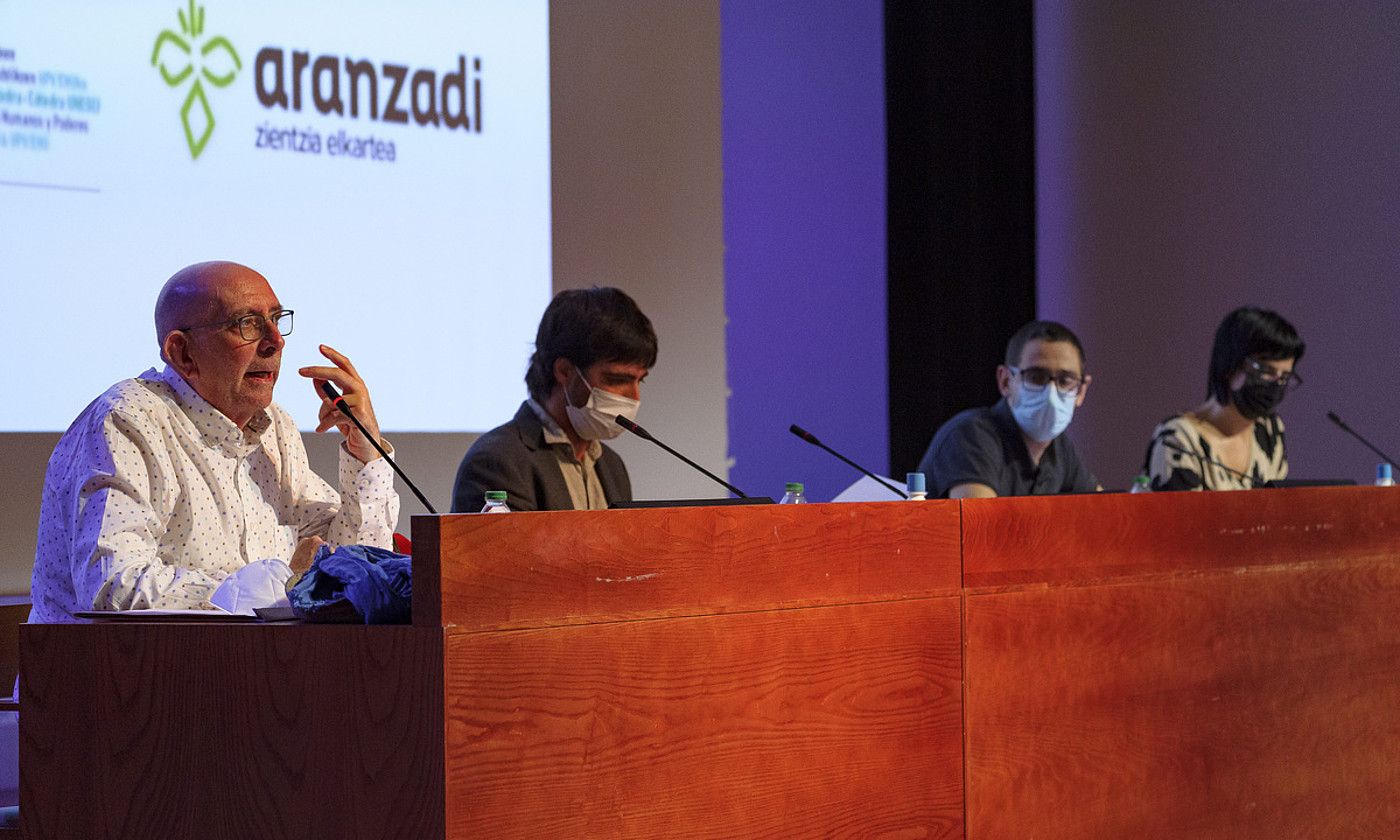 Ezkerretik eskuinera, Jose Babiano, Javier Buces, Imanol Satrustegi eta Eider Landaberea, atzo, Bilbon. ARITZ LOIOLA / FOKU. Ezkerretik eskuinera, Jose Babiano, Javier Buces, Imanol Satrustegi eta Eider Landaberea, atzo, Bilbon. ARITZ LOIOLA / FOKU.