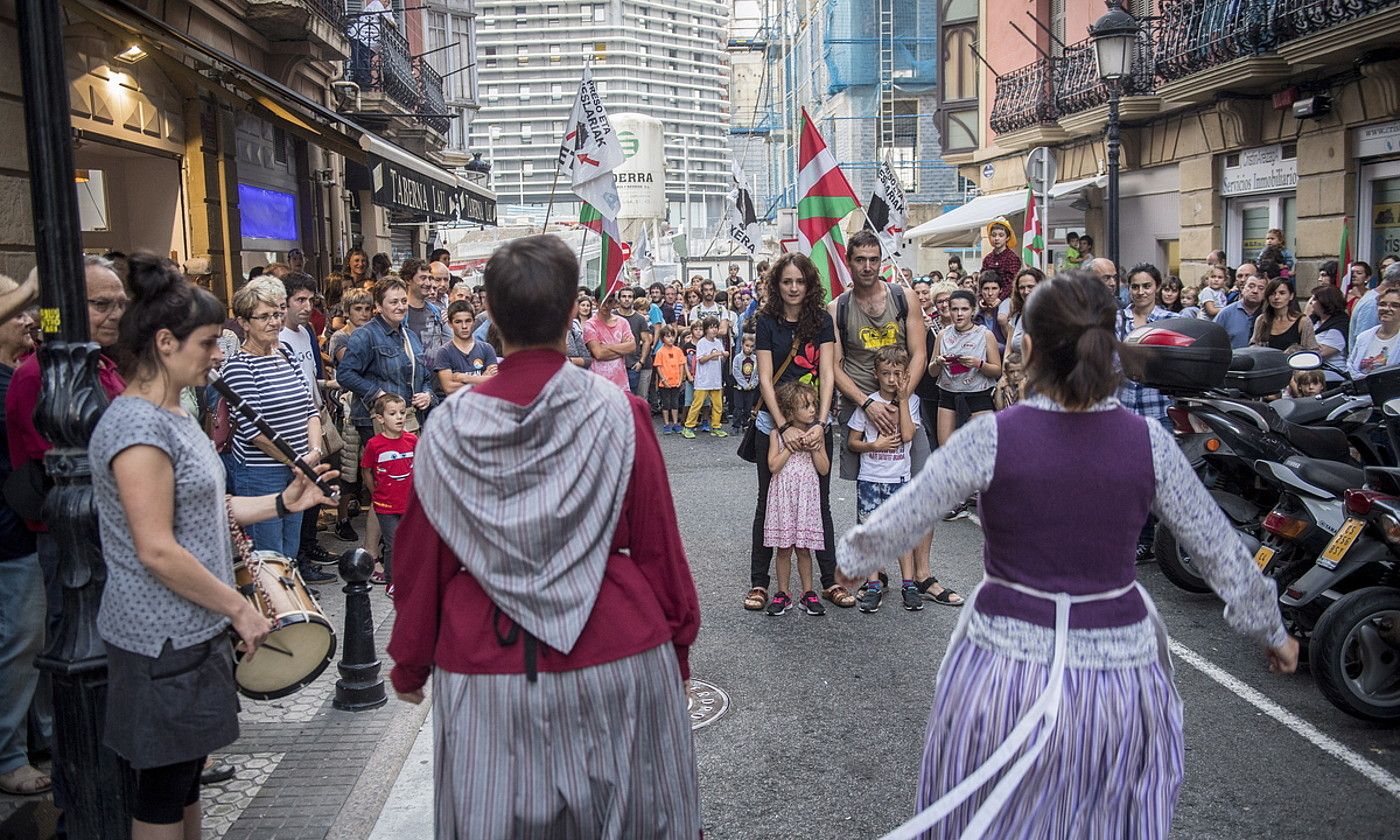 2017an Nahikari Otaegiri egindako harrera, Donostian. Segiko kide izateaz akusatuta bete zuen kartzela zigorra. FOKU.