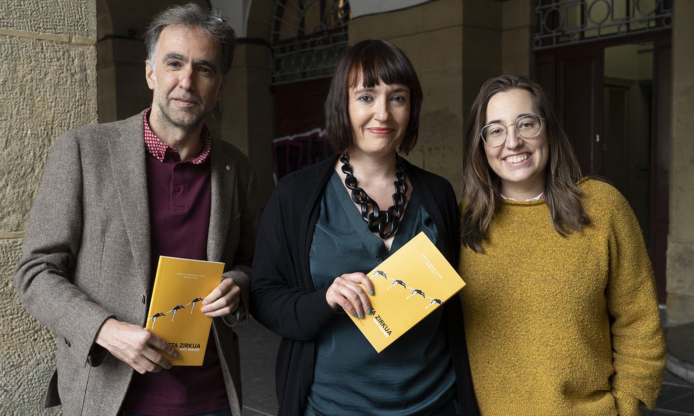 Harkaitz Cano eta Irati Jimenez idazleak eta Uxue Razkin editorea, atzo, Donostiako Udal Liburutegi Nagusiko atarian. GORKA RUBIO / FOKU. Harkaitz Cano eta Irati Jimenez idazleak eta Uxue Razkin editorea, atzo, Donostiako Udal Liburutegi Nagusiko atarian. GORKA RUBIO / FOKU.