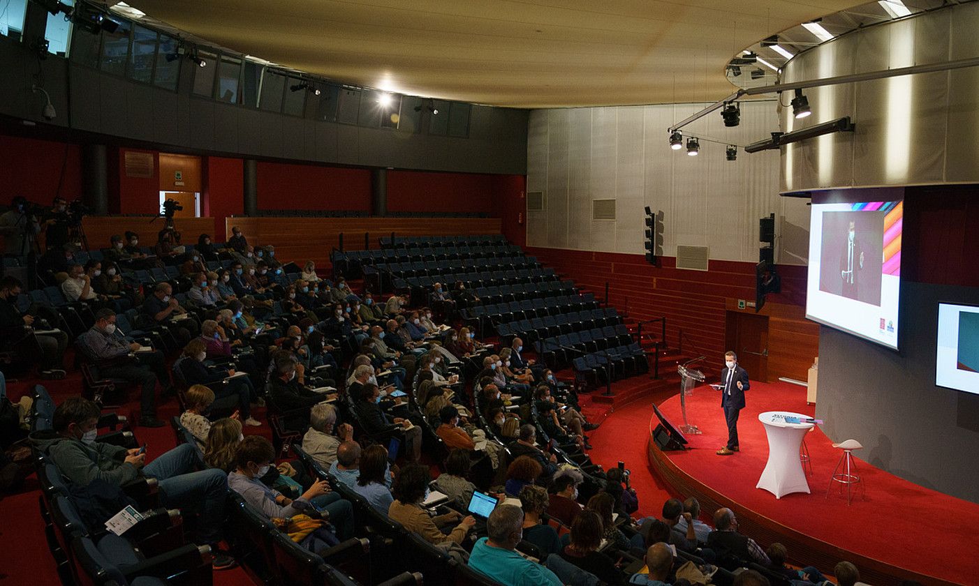 Hezkuntza eragile ugaritako ordezkariak bildu ziren, atzo, Gasteizko Europa jauregian. ENDIKA PORTILLO / FOKU.