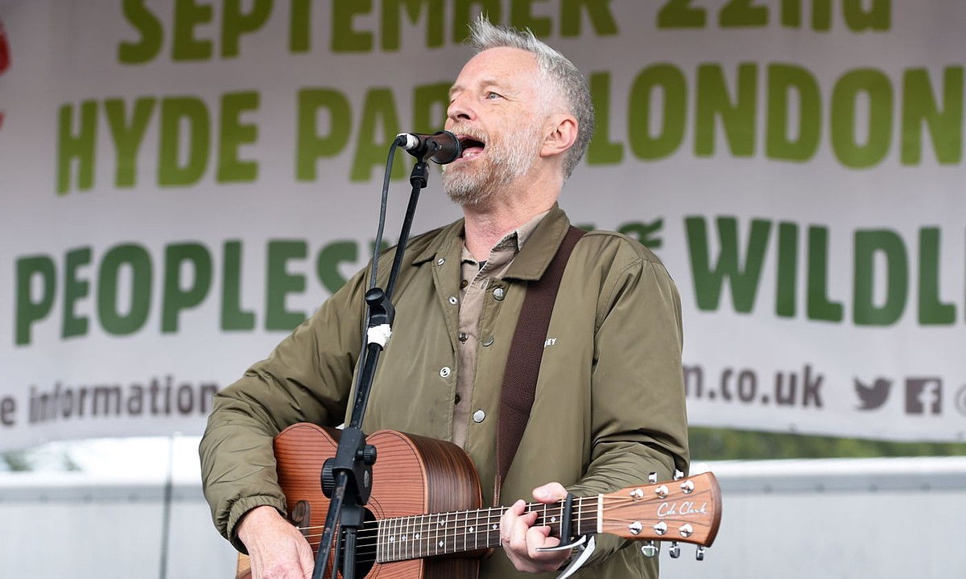 Billy Bragg kantari ingelesa, 2018an, Londresen egindako kontzertu batean. FACUNDO ARRIZABALAGA / EFE / EPA.