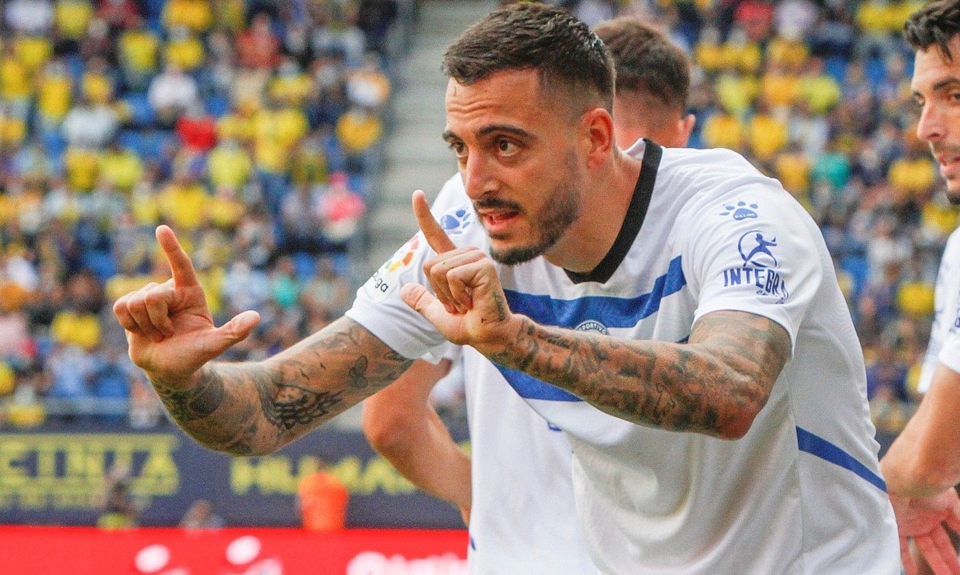 Joselu Mato Alaveseko aurrelaria, partidako lehen gola ospatzen, atzo, Cadizen. ROMAN RIOS / EFE. Joselu Mato Alaveseko aurrelaria, partidako lehen gola ospatzen, atzo, Cadizen. ROMAN RIOS / EFE.