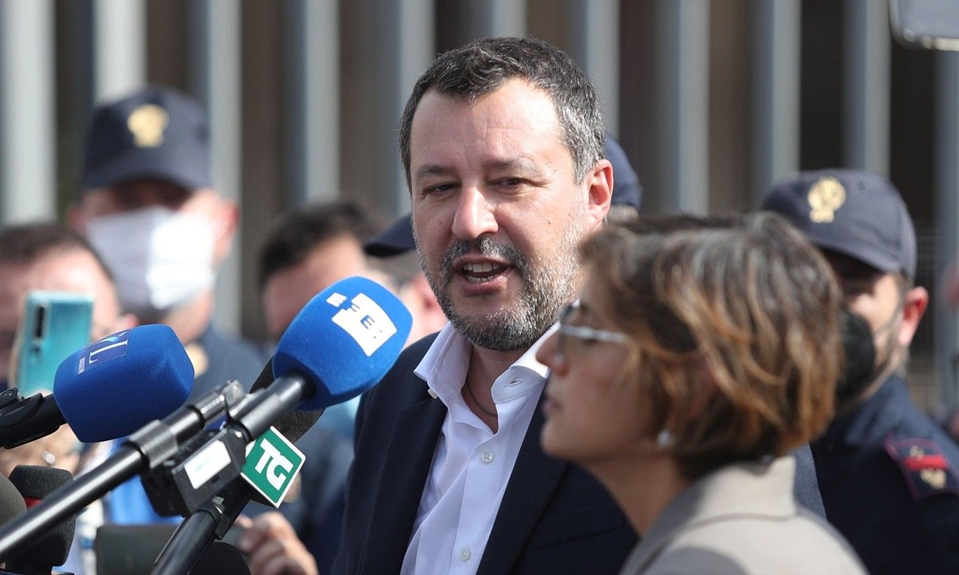 Italiako Barne ministro izandako Matteo Salvini eta haren abokatu Giulia Bongiorno, atzo, Palermon. IGOR PETYX / EFE.