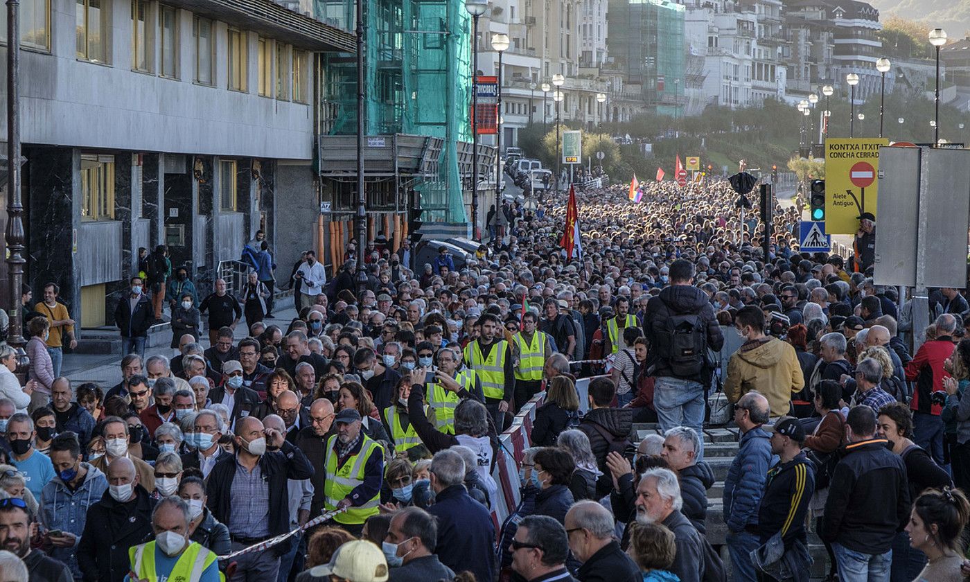 Milaka lagun elkartu ziren atzo Donostian egindako manifestazioan. JON URBE / FOKU.