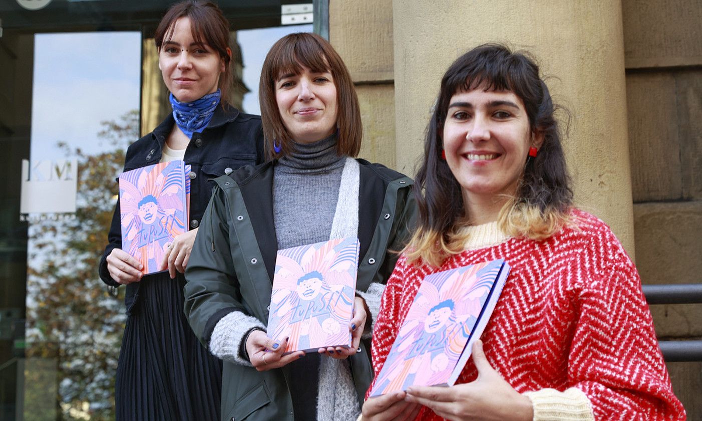 Paula Estevez, Maite Gurrutxaga eta Ainara Azpiazu Axpi ilustratzaileak, atzo, Donostiako Koldo Mitxelena kulturunean. MAIALEN ANDRES / FOKU. Paula Estevez, Maite Gurrutxaga eta Ainara Azpiazu Axpi ilustratzaileak, atzo, Donostiako Koldo Mitxelena kulturunean. MAIALEN ANDRES / FOKU.