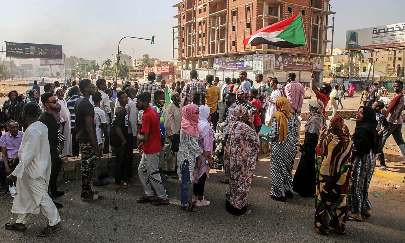 Estatu kolpea salatzeko eta gobernuari elkartasuna adierazteko atzo Khartumen egindako protestetako bat. MOHAMMED ABU OBAID/ EFE. Estatu kolpea salatzeko eta gobernuari elkartasuna adierazteko atzo Khartumen egindako protestetako bat. MOHAMMED ABU OBAID/ EFE.
