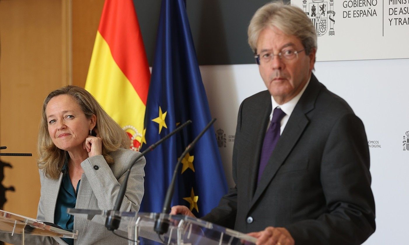 Nadia Calviño Espainiako Ekonomia ministroa eta Paolo Gentiloni Europako Batzordeko Ekonomia komisarioa, atzo, Madrilen. KIKO HUESCA / EFE.