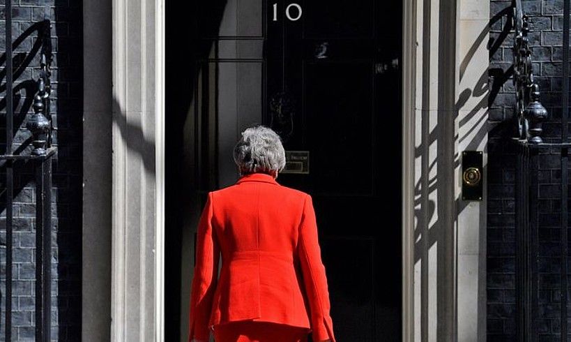Theresa Mayk maiatzaren 24an eman zuen dimisioaren berri, Downing Streeteko 10. zenbakiaren aurrean. Hunkituta eta negarrez itzuli zen eraikinera; atzo, ordea, ez zuen agerraldirik egin. NEIL HALL / EFE