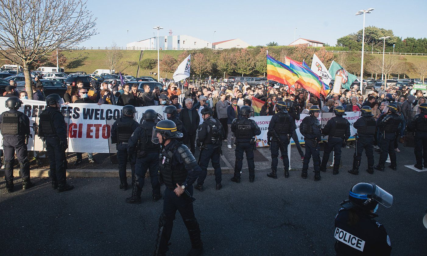 Jende andanak parte hartu zuen Zemmourren kontrako mobilizazio antifaxistan, atzo arratsaldean, Miarritzen. GUILLAUME FAUVEAU.