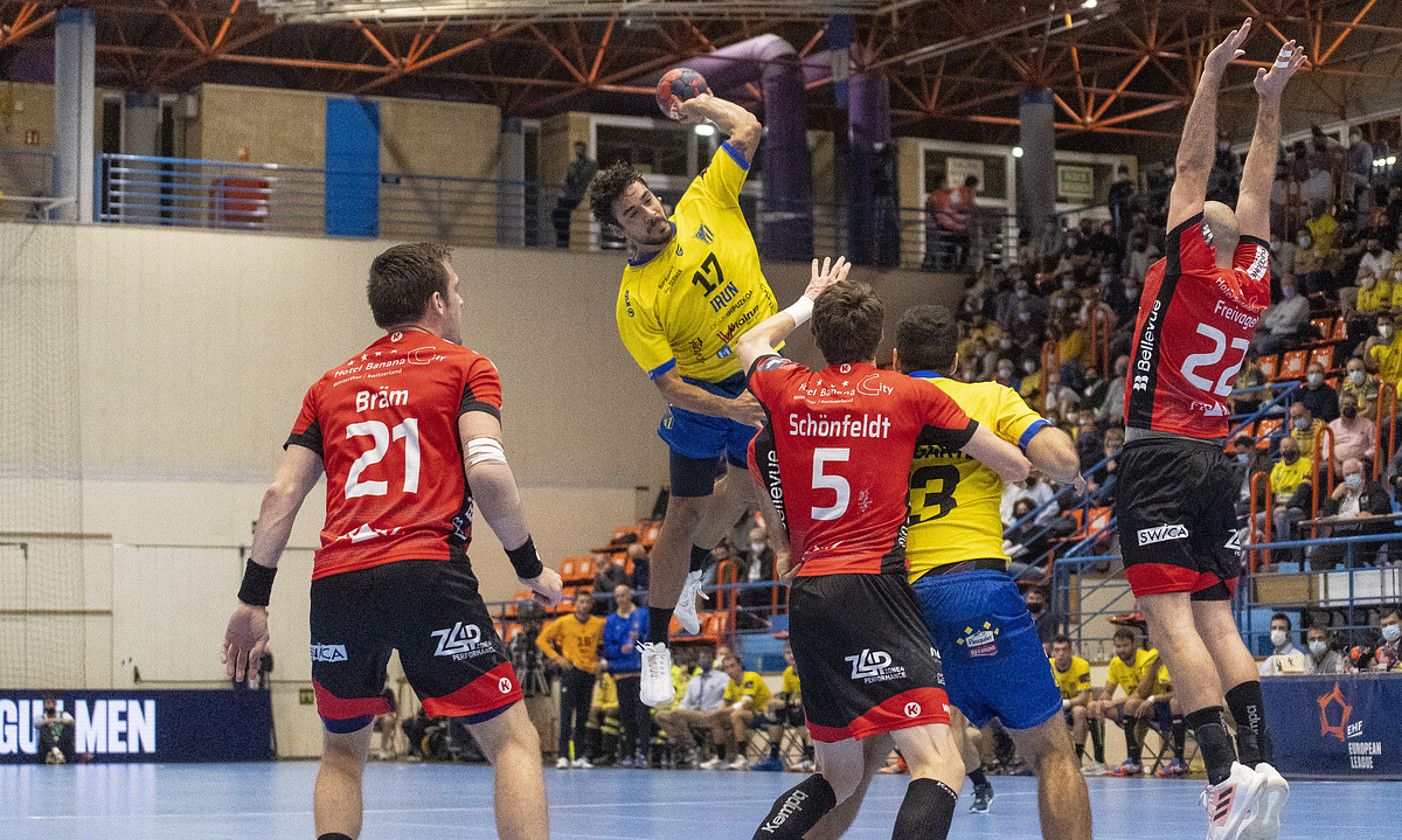 Rodrigo Salinas Bidasoako jokalaria, jaurtitzen, atzo. GORKA RUBIO / FOKU. Rodrigo Salinas Bidasoako jokalaria, jaurtitzen, atzo. GORKA RUBIO / FOKU.