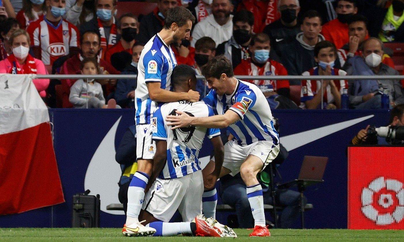 Realeko jokalariak Atletico Madrilen aurka sartutako gol bat ospatzen. MARISCAL / EFE.