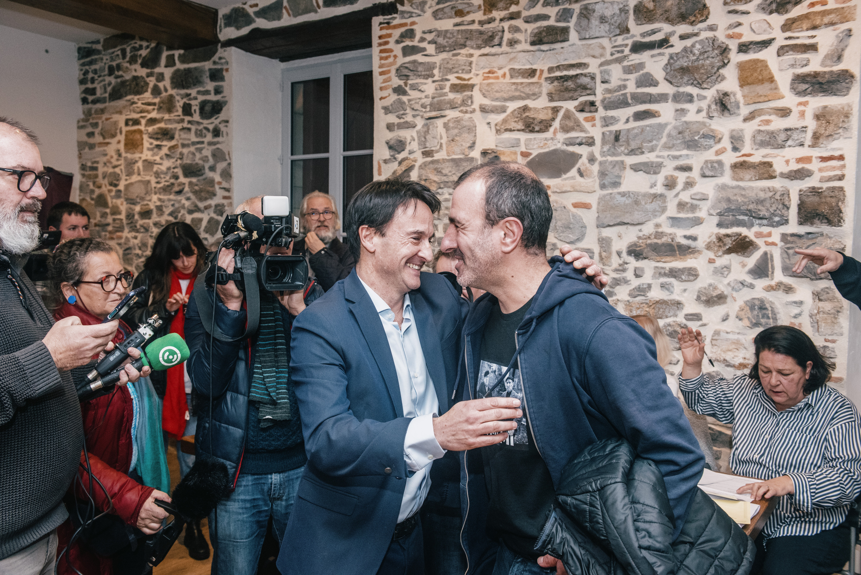 Ramuntxo Labat-Aramendi —eskuinaldean—, bozak irabazi berritan. GUILLAUME FAVEAU