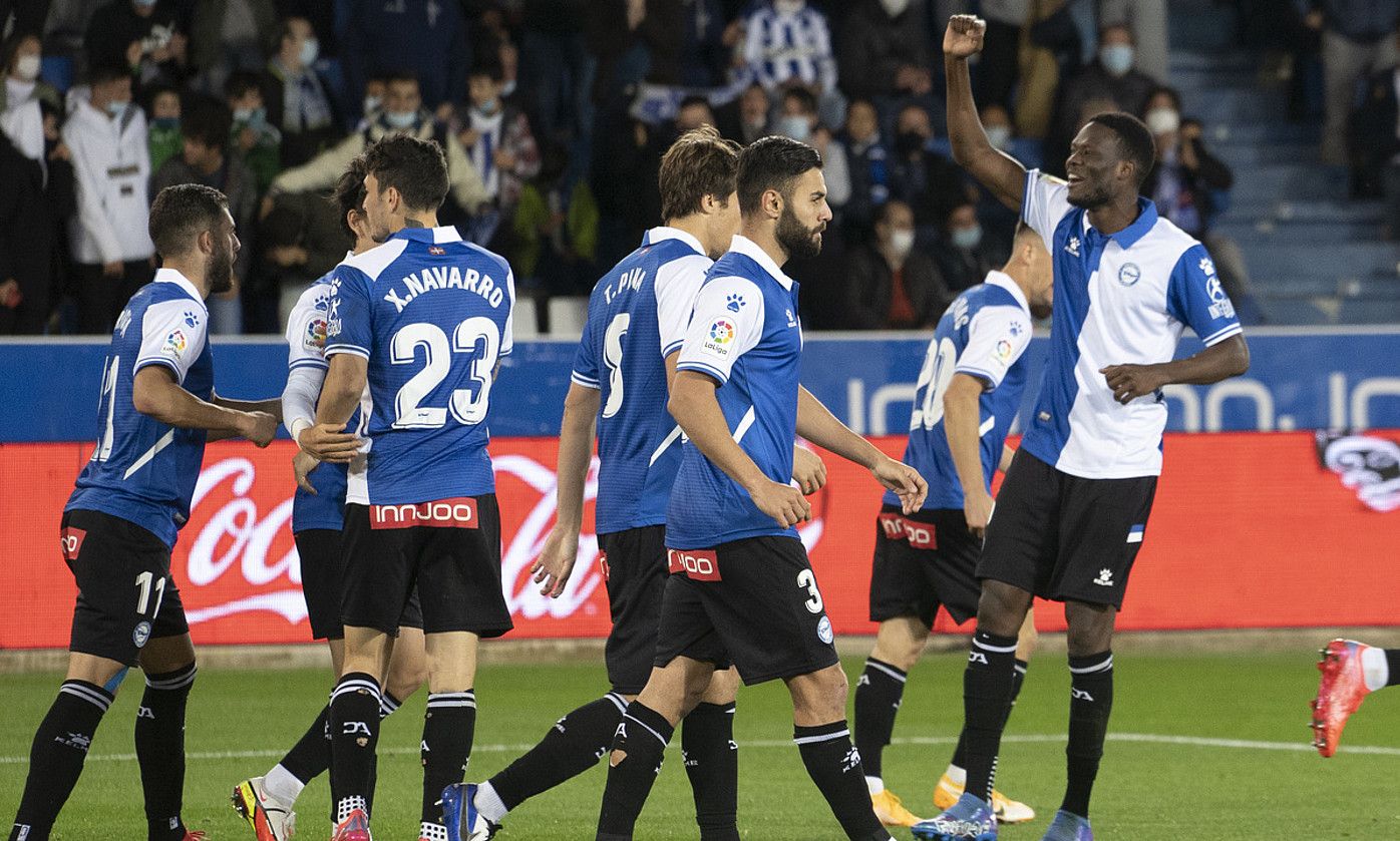 Mamadou Loum, taldekideekin gola ospatzen, joan den asteartean, Elxen aurka, Mendizorrotzan. RAUL BOGAJO / FOKU.