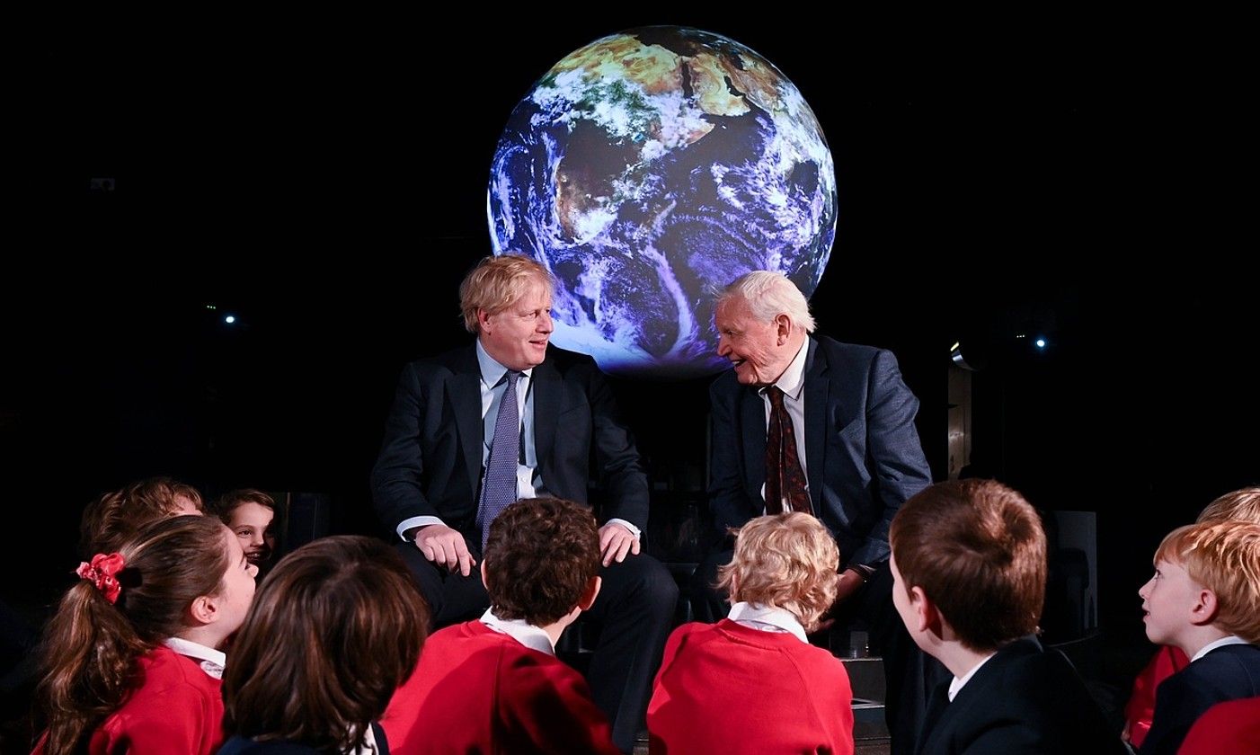 Boris Johnson Erresuma Batuko lehen ministroa eta David Attenborough COP26ko herritarren abokatua, 2020ko otsailean, Glasgowko goi bilerari buruzko ekitaldi batean. ERRESUMA BATUKO GOBERNUA.