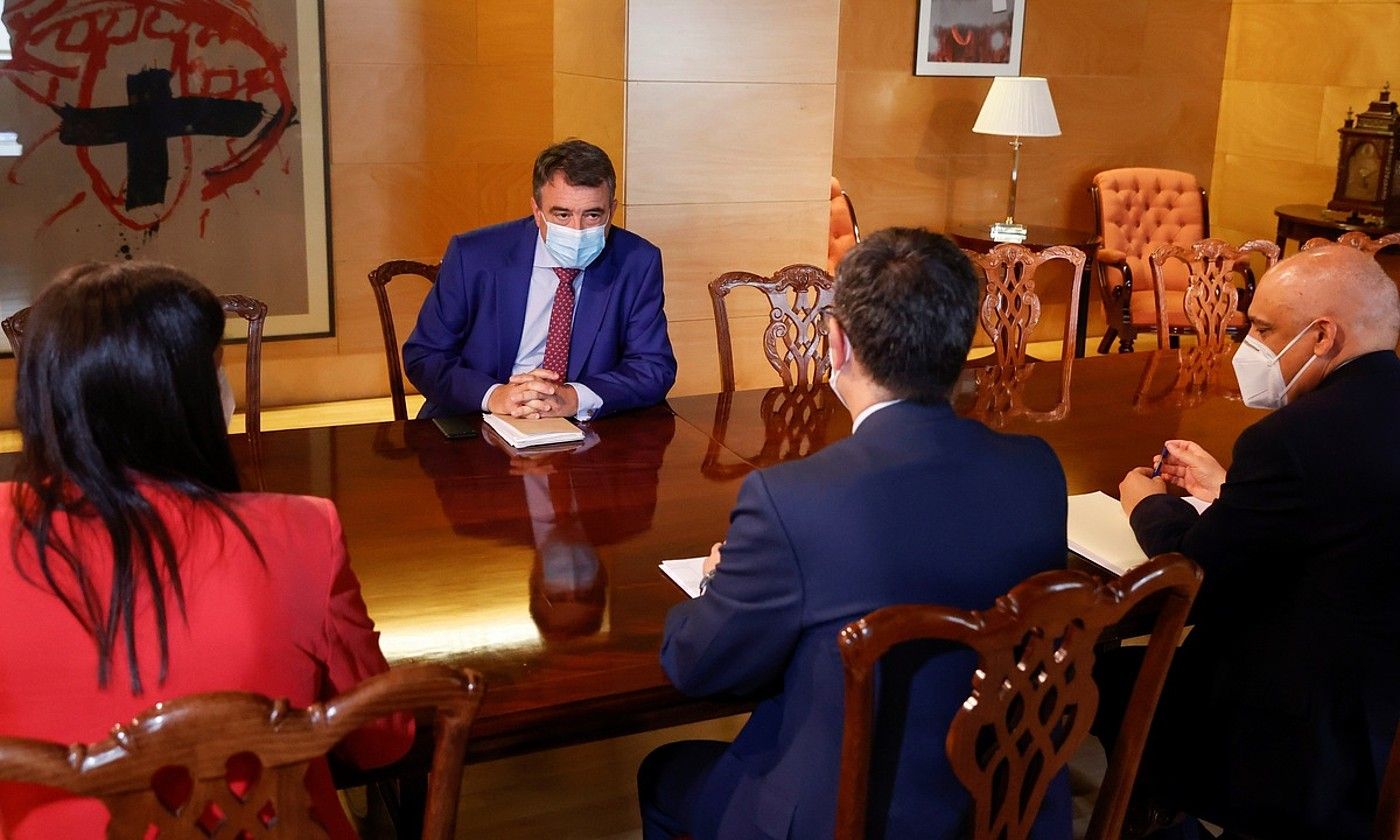 Aitor Esteban, Espainiako Gobernuko ordezkariekin bilduta, Madrilen. JUAN CARLOS HIDALGO / EFE.