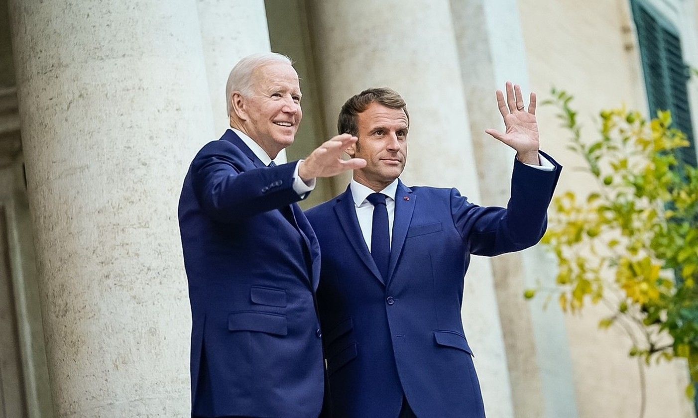 Joe Biden AEBetako presidentea eta Emamnuel Macron Frantziakoa, atzo, Erroman, haien arteko bilera hasi aurretik. BERRIA.
