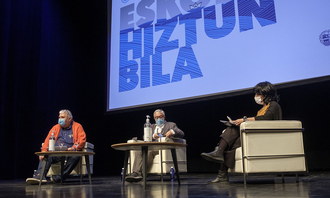 Iñaki Biain, Joaquim Dolz eta Leire Diaz de Gereño Eskola Hiztun Bila jardunaldian, ostegunean. JON URBE / FOKU.