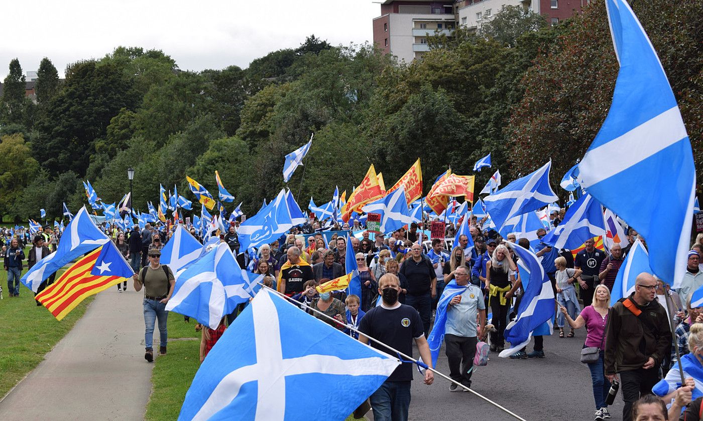 5.000 pertsona inguru elkartu ziren irailaren 25ean Edinburgon eginiko manifestazio independentistan. JON O. URAIN.