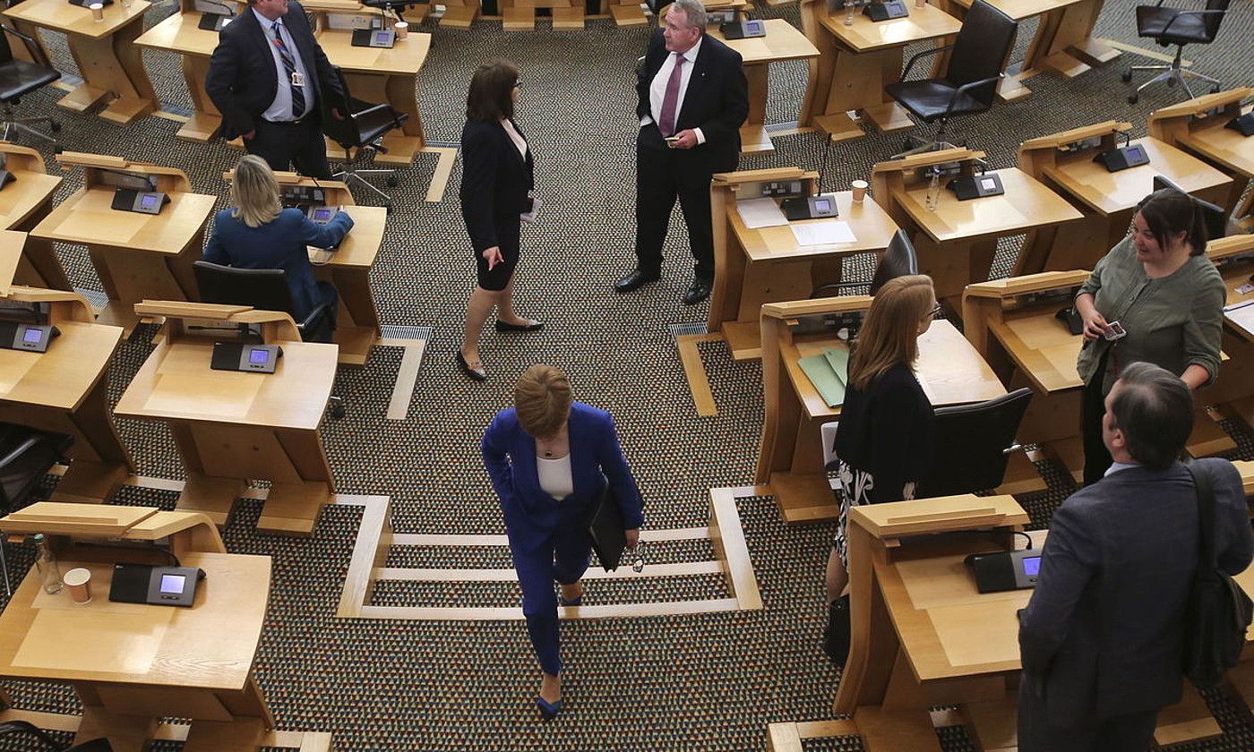 Zazpi urtez agintean. Nicola Sturgeon, iazko maiatzean, Eskoziako Parlamentuan. FRASER BREMNER / SCOTTISH DAILY MAIL /EFE. Zazpi urtez agintean. Nicola Sturgeon, iazko maiatzean, Eskoziako Parlamentuan. FRASER BREMNER / SCOTTISH DAILY MAIL /EFE.