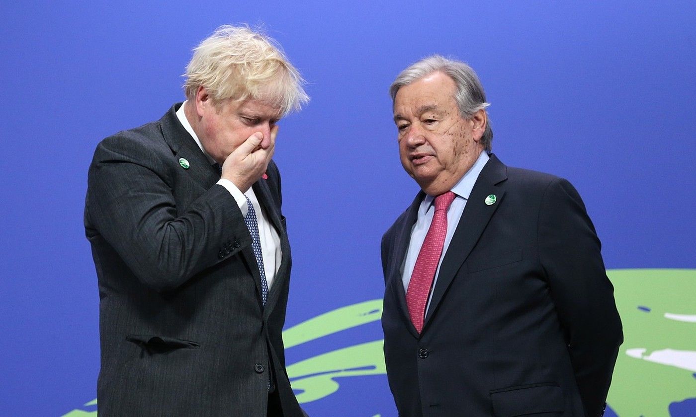 Harrera. Johnson eta Guterres, atzo, COP26 goi bileran, irekiera ekitaldian. ROBERT PERRY / EFE. Harrera. Johnson eta Guterres, atzo, COP26 goi bileran, irekiera ekitaldian. ROBERT PERRY / EFE.