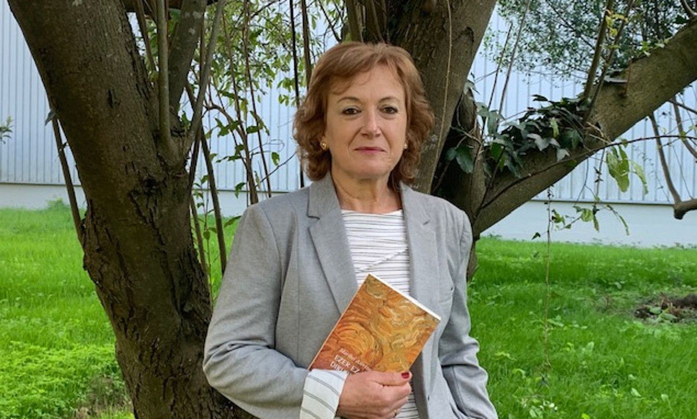 Maribel Aiertza idazlea, Donostian, argitaratu berri duen Ezer ez da dirudiena liburua eskuetan. ELKAR. Maribel Aiertza idazlea, Donostian, argitaratu berri duen Ezer ez da dirudiena liburua eskuetan. ELKAR.