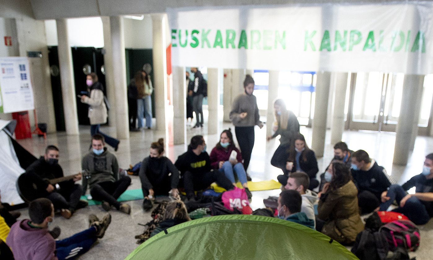 Euskaraz ikasteko eskubidea aldarrikatzeko, kanpalekua jarri dute Nafarroako Unibertsitate Publikoan. IÑIGO URIZ / FOKU. Euskaraz ikasteko eskubidea aldarrikatzeko, kanpalekua jarri dute Nafarroako Unibertsitate Publikoan. IÑIGO URIZ / FOKU.