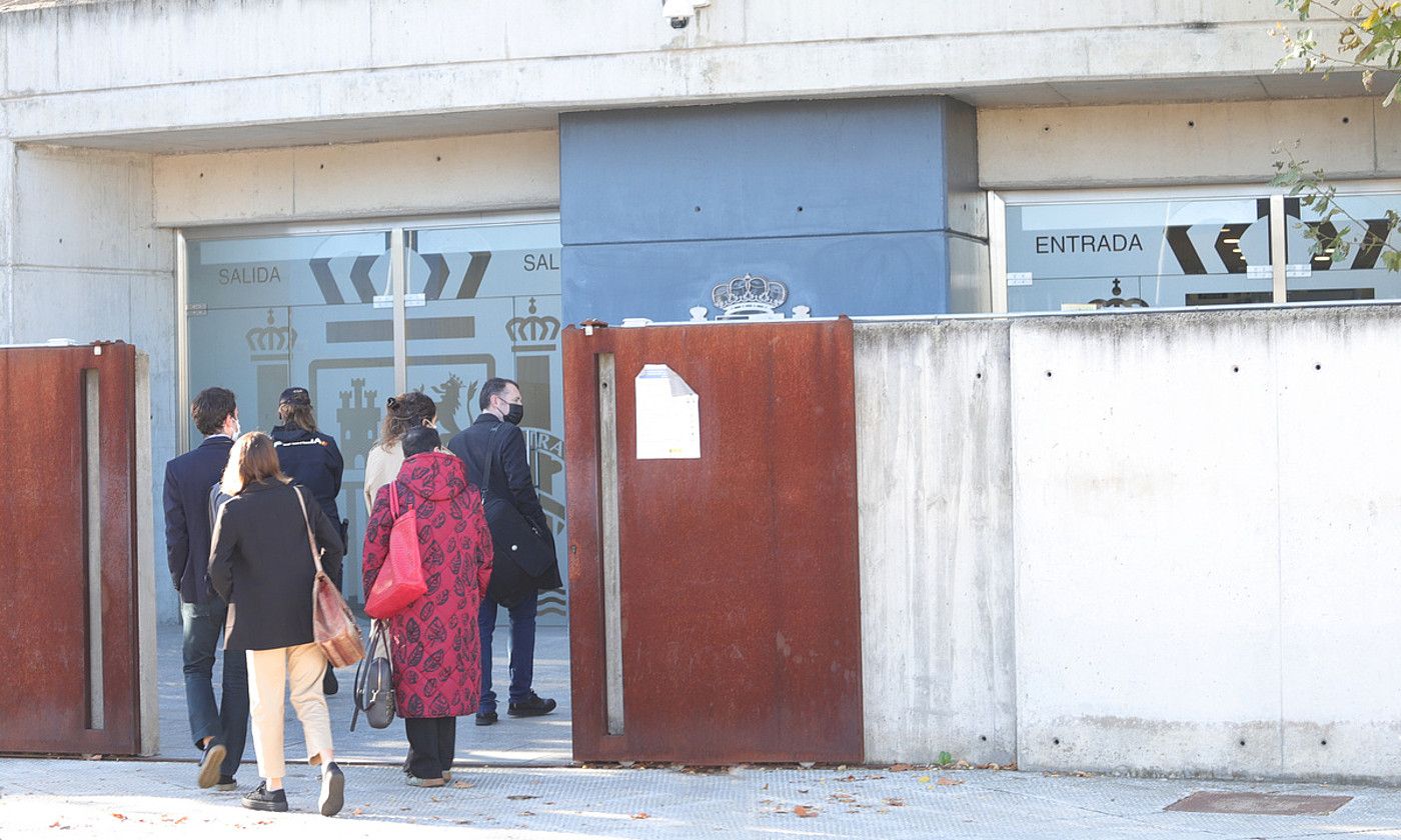 Auzipetuetako batzuk eta haien abokatuak, atzo, Espainiako Auzitegi Nazionalera sartzen. J. DANAE / FOKU.