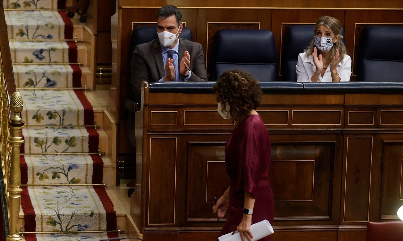Espainiako presidente Pedro Sánchez eta Yolanda Díaz Lan ministroa, Kongresuan, atzo. JUAN CARLOS HIDALGO / EFE.