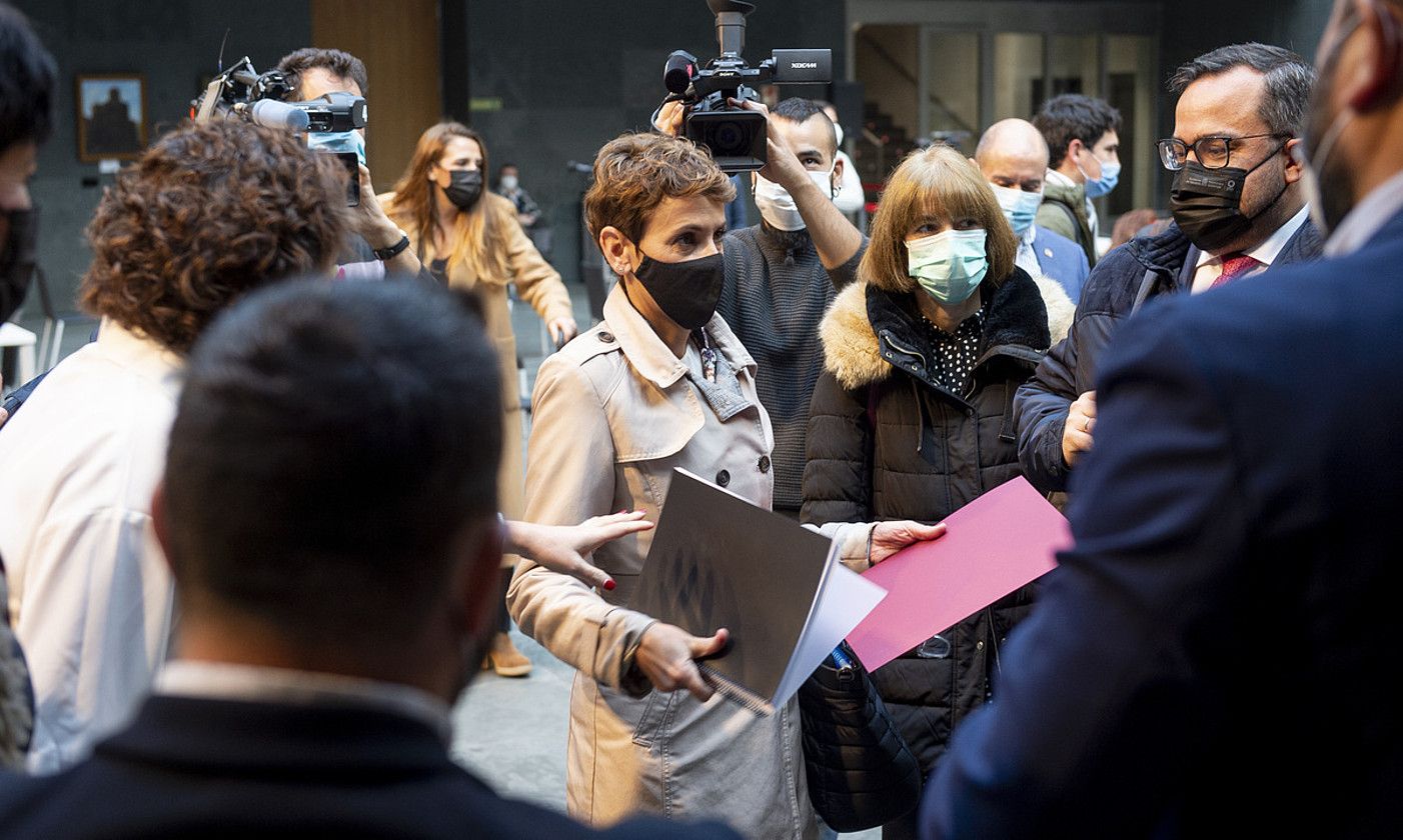 Maria Txibite, atzo, parlamentuko ganberara sartu aurretik. IÑIGO URIZ/ FOKU. Maria Txibite, atzo, parlamentuko ganberara sartu aurretik. IÑIGO URIZ/ FOKU.