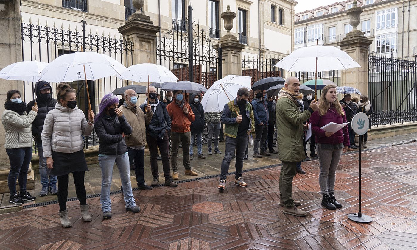 Gure Esku-ko kideak, atzo, Eusko Legebiltzarraren aurrean. RAUL BOGAJO / FOKU.