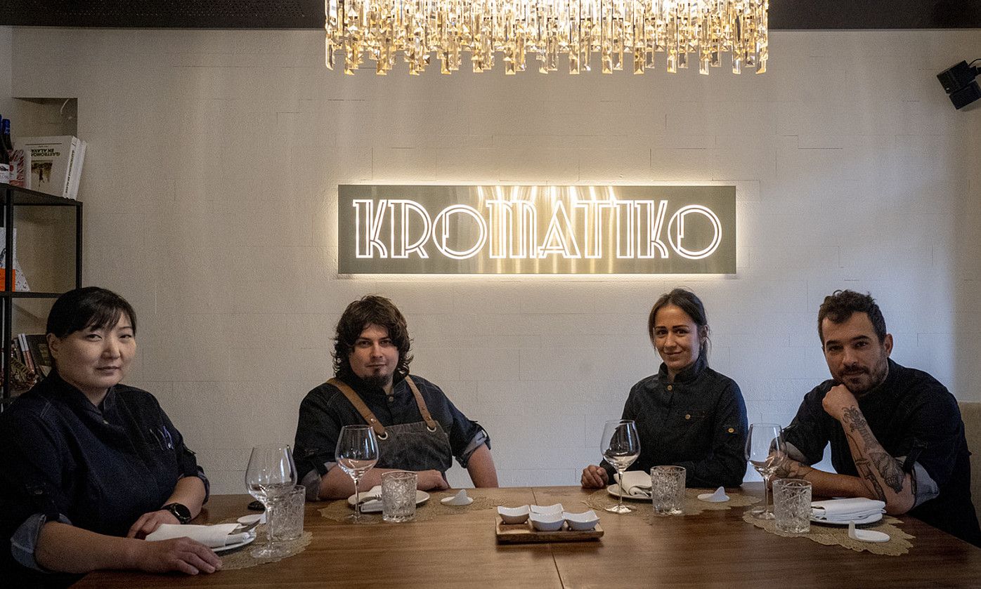 Kromatiko jatetxeko lantaldea. Ezkerretik hasita bigarrena da Aitor Etxenike. RAUL BOGAJO / FOKU. Kromatiko jatetxeko lantaldea. Ezkerretik hasita bigarrena da Aitor Etxenike. RAUL BOGAJO / FOKU.