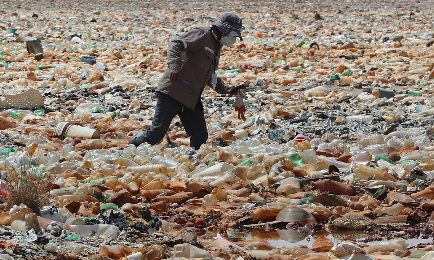 Plastikoa uraren ordez. Gero eta ur gutxiago du Boliviako Uru Uru lakuak, eta plastikoz betetzen ari da. MARTIN ALIPAZ / EFE.